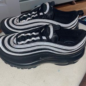 Hey guys I’m selling these black air max shoes size 7 in woman. Brand new!